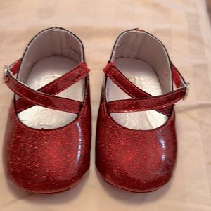 children place baby shoes